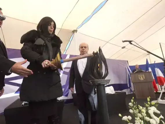 ולארי ברהאם אשתו של פיליפ ברהאם שנהרג בפיגוע בפריז בהלוויתו בהר המנוחות בגבעת שאול בירושלים, ינואר 2015 (מערכת וואלה! NEWS , גיל יוחנן) ולארי ברהאם אשתו של פיליפ ברהאם שנהרג בפיגוע בפריז בהלוויתו בהר המנוחות בגבעת שאול בירושלים, ינואר 2015 (מערכת וואלה! NEWS , גיל יוחנן)