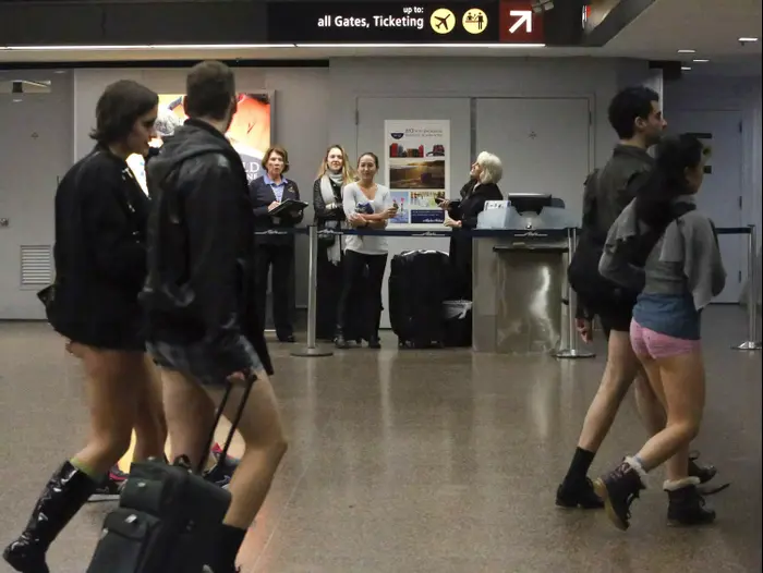 נוסעים ברכבת התחתית בתחתונים ביום ללא מכנסיים (רויטרס) נוסעים ברכבת התחתית בתחתונים ביום ללא מכנסיים (רויטרס)