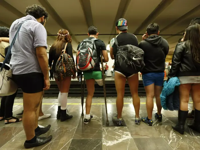 נוסעים ברכבת התחתית בתחתונים ביום ללא מכנסיים (רויטרס) נוסעים ברכבת התחתית בתחתונים ביום ללא מכנסיים (רויטרס)