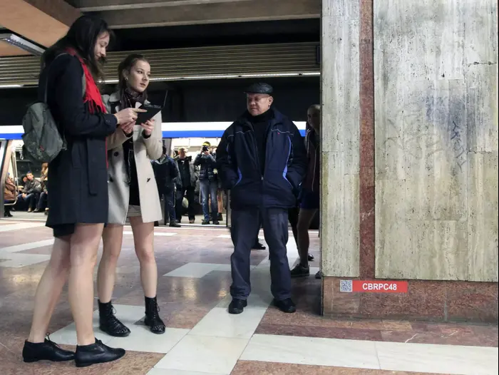 נוסעים ברכבת התחתית בתחתונים ביום ללא מכנסיים (רויטרס) נוסעים ברכבת התחתית בתחתונים ביום ללא מכנסיים (רויטרס)