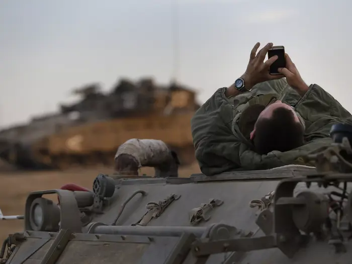 חייל בטלפון (AP)
