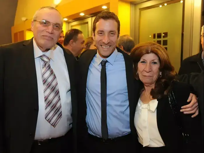 איציק שמולי והוריו בכנס הצגת הרשימה של מפלגת העבודה, קיבוץ שפיים (ראובן קסטרו) איציק שמולי והוריו בכנס הצגת הרשימה של מפלגת העבודה, קיבוץ שפיים (ראובן קסטרו)