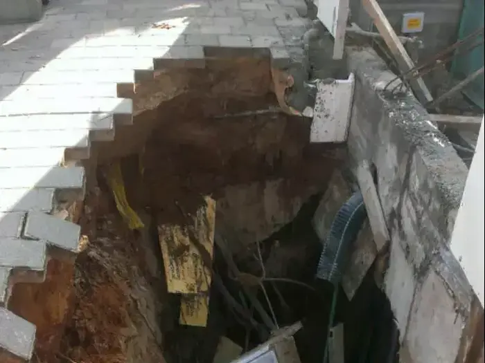 בולען ברחוב הרוגי מלכות בתל אביב (מערכת וואלה! NEWS , כיבוי אש תל אביב) בולען ברחוב הרוגי מלכות בתל אביב (מערכת וואלה! NEWS , כיבוי אש תל אביב)