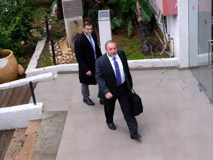 אביגדור ליברמן לפני מסיבת עיתונאים בית סוקולוב (ראובן קסטרו) אביגדור ליברמן לפני מסיבת עיתונאים בית סוקולוב (ראובן קסטרו)