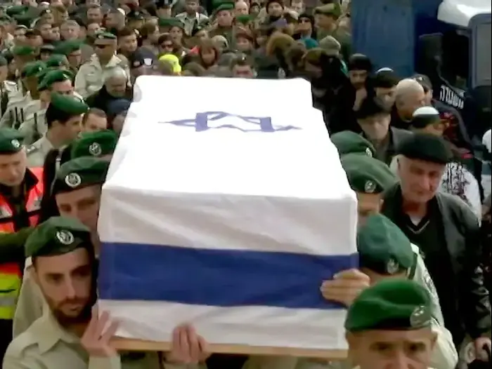הלוחם שנהרג מפליטת כדור הובא למנוחות: "מוות מיותר" (צילום מסך) הלוחם שנהרג מפליטת כדור הובא למנוחות: "מוות מיותר" (צילום מסך)