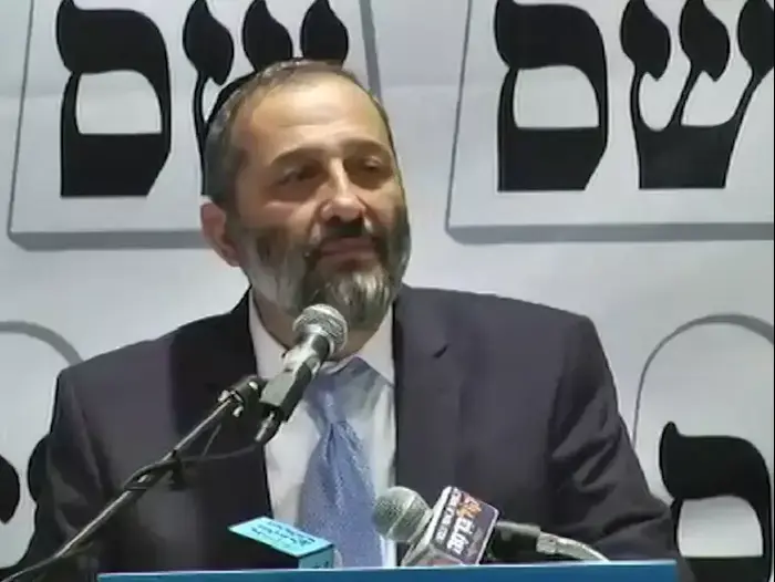נאום ה"שקופים" של דרעי: "נתניהו, איך אתה ישן בלילה?" (שי מכלוף) נאום ה"שקופים" של דרעי: "נתניהו, איך אתה ישן בלילה?" (שי מכלוף)