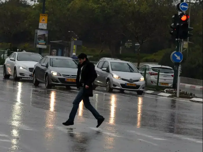 גשם בתל אביב, 16 בינואר 2015 (ניב אהרונסון) גשם בתל אביב, 16 בינואר 2015 (ניב אהרונסון)