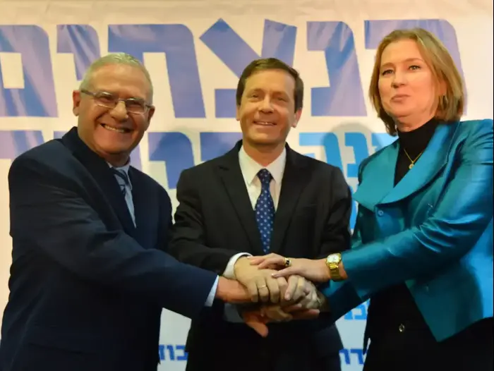 יו"ר התנועה ציפי ליבני, יו"ר מפלגת העבודה יצחק (בוז'י) הרצוג ועמוס ידלין (ניב אהרונסון) יו"ר התנועה ציפי ליבני, יו"ר מפלגת העבודה יצחק (בוז'י) הרצוג ועמוס ידלין (ניב אהרונסון)