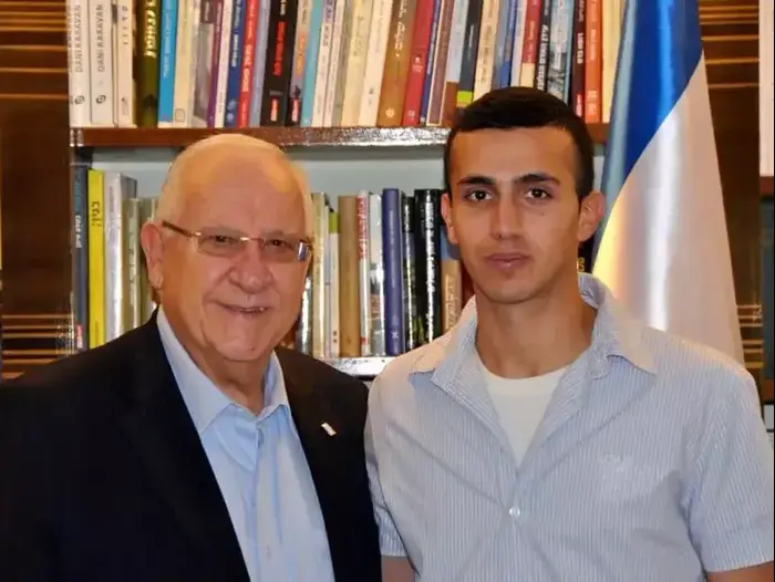 הנשיא ראובן ריבלין וטומי חסון, צעיר דרוזי ששירת במשכן הנשיא והותקף בירושלים (צילום מסך , פייסבוק) הנשיא ראובן ריבלין וטומי חסון, צעיר דרוזי ששירת במשכן הנשיא והותקף בירושלים (צילום מסך , פייסבוק)