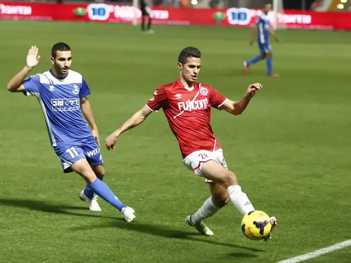 מתן אוחיון שחקן הפועל תל אביב מול דור חוגי שחקן מכבי חיפה (מערכת וואלה! NEWS , גד גוזני) מתן אוחיון שחקן הפועל תל אביב מול דור חוגי שחקן מכבי חיפה (מערכת וואלה! NEWS , גד גוזני)