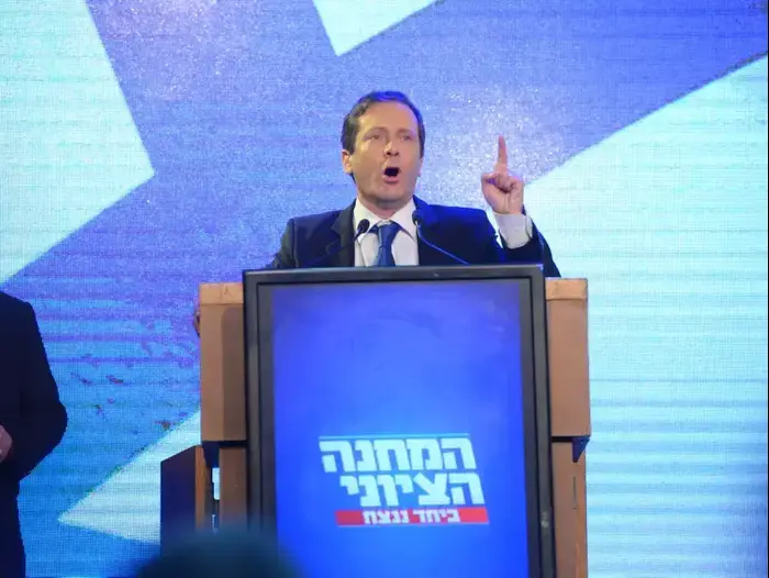 יו"ר מפגלת העבודה יצחק הרצוג במהלך הצגת רשימת "המחנה הציוני", 25 בינואר 2015 (ראובן קסטרו) יו"ר מפגלת העבודה יצחק הרצוג במהלך הצגת רשימת "המחנה הציוני", 25 בינואר 2015 (ראובן קסטרו)