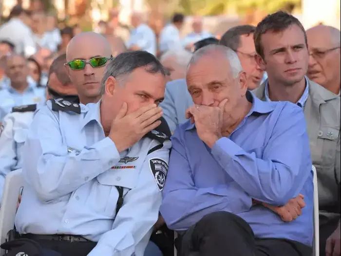 דנינו אהרונוביץ' (עיבוד תמונה) דנינו אהרונוביץ' (עיבוד תמונה)