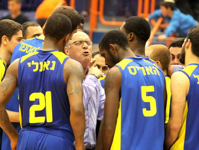 צביקה שרף מאמן מכבי אשדוד מדריך את שחקניו (אדריאן הרבשטיין) צביקה שרף מאמן מכבי אשדוד מדריך את שחקניו (אדריאן הרבשטיין)