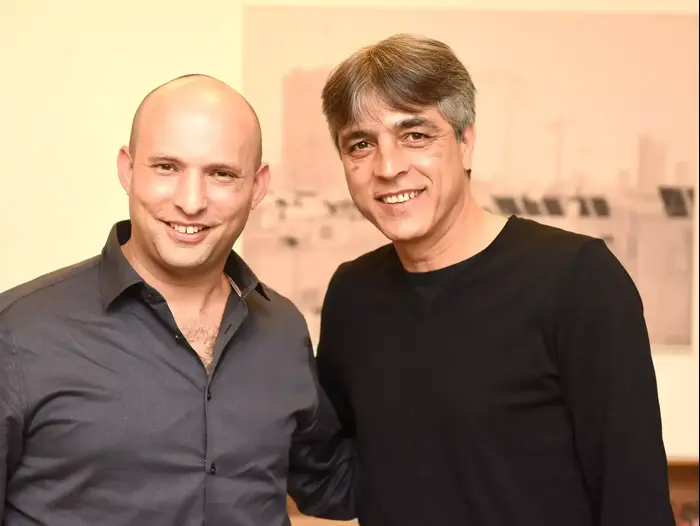נפתלי בנט ראש הבית היהודי עם כדורגלן העבר אלי אוחנה (יח"צ , עמוד הפייסבוק של נפתלי בנט) נפתלי בנט ראש הבית היהודי עם כדורגלן העבר אלי אוחנה (יח"צ , עמוד הפייסבוק של נפתלי בנט)