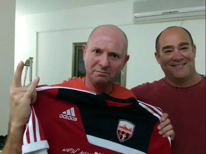 טל פרידמן קומיקאי (שמאל) עם פאר שמילוביץ', דובר הפועל רובי שפירא חיפה (צילום מסך , קרדיט: עמוד הפייסבוק של הפועל רובי חיפה) טל פרידמן קומיקאי (שמאל) עם פאר שמילוביץ', דובר הפועל רובי שפירא חיפה (צילום מסך , קרדיט: עמוד הפייסבוק של הפועל רובי חיפה)