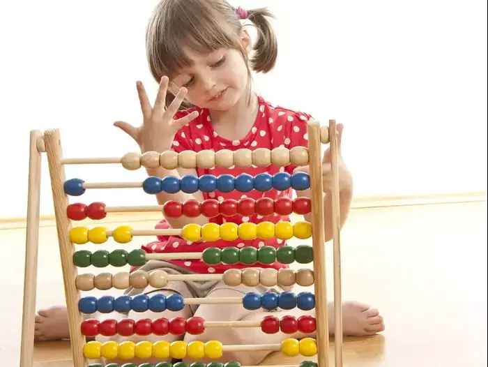ילדה עושה חישובים עם חשבוניה (ShutterStock) ילדה עושה חישובים עם חשבוניה (ShutterStock)