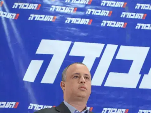 השופט יעקב שמעוני והמזכ"ל חיליק בר עוברים על תוצאות הבחירות, ינואר 2015 (ראובן קסטרו) השופט יעקב שמעוני והמזכ"ל חיליק בר עוברים על תוצאות הבחירות, ינואר 2015 (ראובן קסטרו)