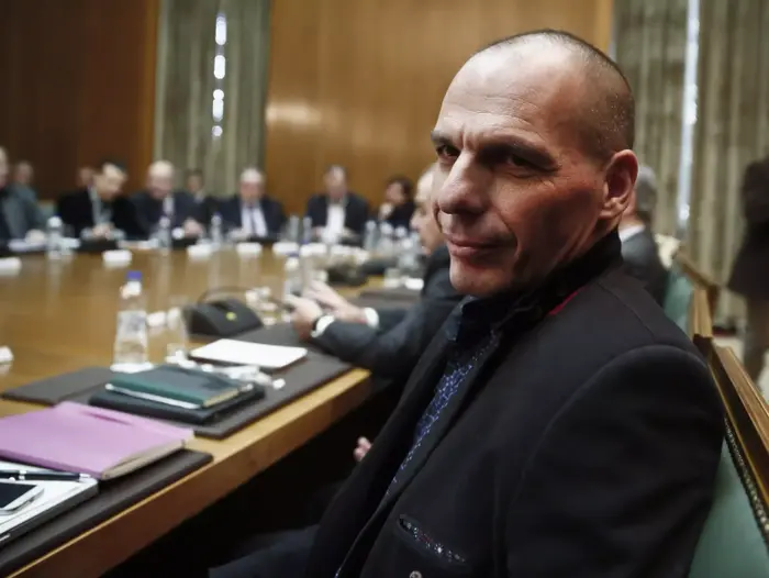 שר החוץ של יוון יאניס ורופאקיס בישיבת הממשלה הראשונה, 28 בינואר 2015 (רויטרס) שר החוץ של יוון יאניס ורופאקיס בישיבת הממשלה הראשונה, 28 בינואר 2015 (רויטרס)