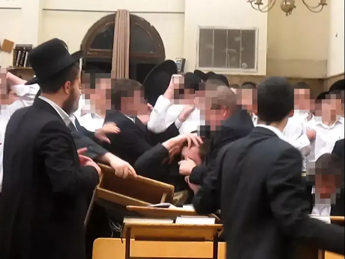 קטטה בין עשרות תלמידי ישיבת פונביז' בבני ברק, ינואר 2015 (יח"צ) קטטה בין עשרות תלמידי ישיבת פונביז' בבני ברק, ינואר 2015 (יח"צ)