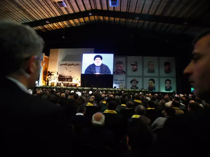 מזכ"ל חיזבאללה, חסן נסראללה, נשא נאום מוקלט בפני פעיליו בדאחייה בביירות, ינואר 2015 (רויטרס) מזכ"ל חיזבאללה, חסן נסראללה, נשא נאום מוקלט בפני פעיליו בדאחייה בביירות, ינואר 2015 (רויטרס)