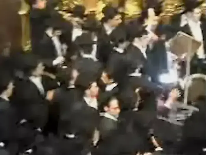 קטטה בישיבת פוניבז' (צילום מסך) קטטה בישיבת פוניבז' (צילום מסך)