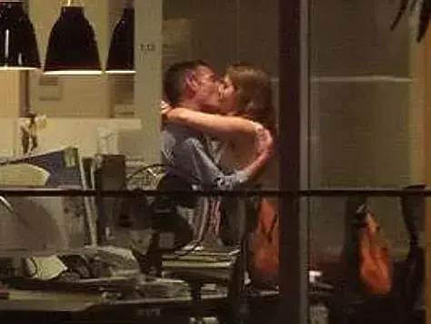 גבר ואישה תועדו מקיימים יחסי מין במשרד (צילום מסך) גבר ואישה תועדו מקיימים יחסי מין במשרד (צילום מסך)