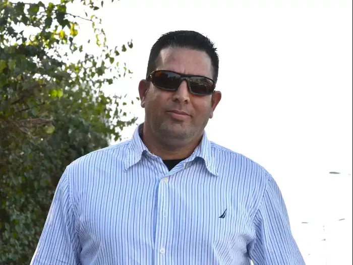 מני נפתלי אב הבית לשעבר בבית משפחת נתניהו בכניסה ללהב 433. פברואר 2015 (ניב אהרונסון)