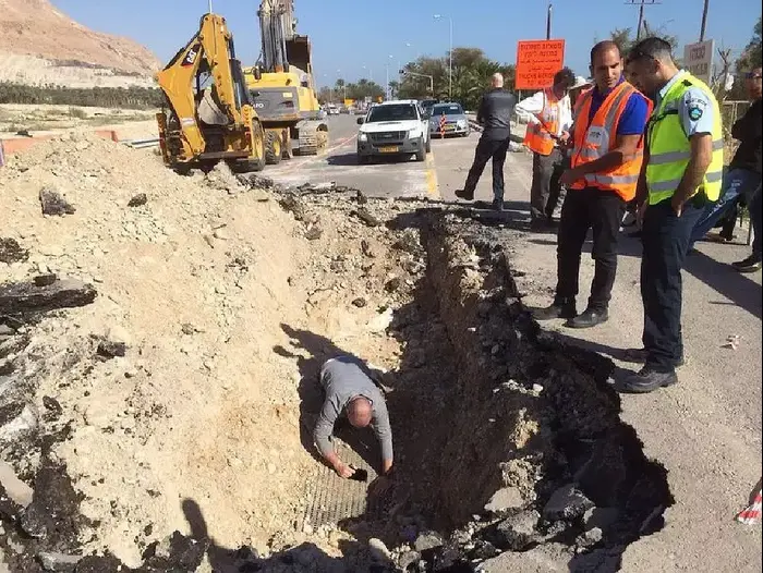 בולען בוןלענים ים המלח (יח"צ , מועצה אזואית תמר) בולען בוןלענים ים המלח (יח"צ , מועצה אזואית תמר)