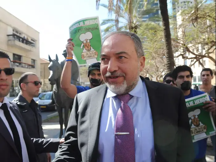 אביגדור ליברמן מחלק שארלי הבדו בתל אביב, פברואר 2015 (ראובן קסטרו)