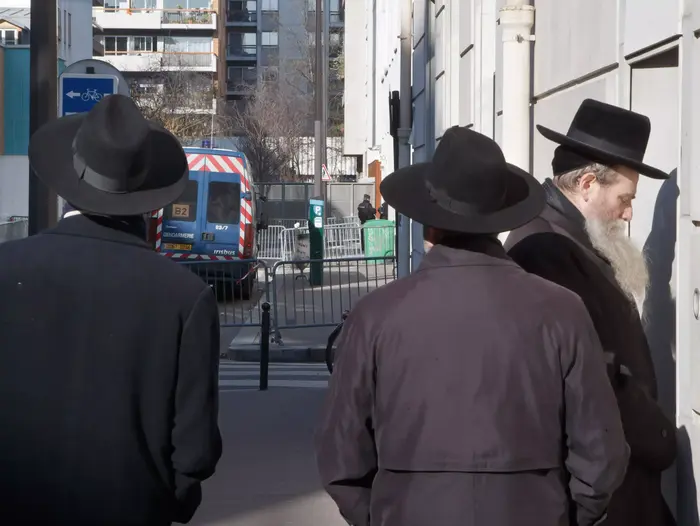 יהודים בביתם, סמוך למערת "שרלי הבדו", פריז, פברואר 2015 (AP) יהודים בביתם, סמוך למערת "שרלי הבדו", פריז, פברואר 2015 (AP)