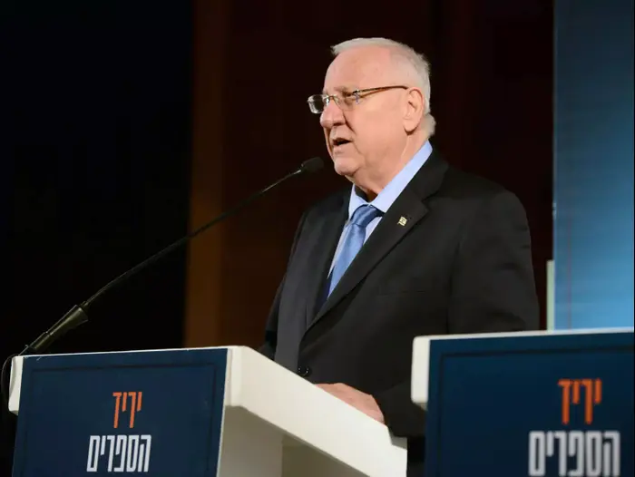 נשיא המדינה נשא דברים הערב ביריד הספרים הבין לאומי בו הוענק פרס ירושלים לסופר איסמעיל קאדרה יליד אלבניה. פברואר 2015 (לשכת העיתונות הממשלתית , מארק ניימן) נשיא המדינה נשא דברים הערב ביריד הספרים הבין לאומי בו הוענק פרס ירושלים לסופר איסמעיל קאדרה יליד אלבניה. פברואר 2015 (לשכת העיתונות הממשלתית , מארק ניימן)