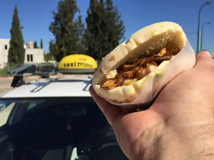 המונה טועם הסביח של שוקה (קובי רובין) המונה טועם הסביח של שוקה (קובי רובין)