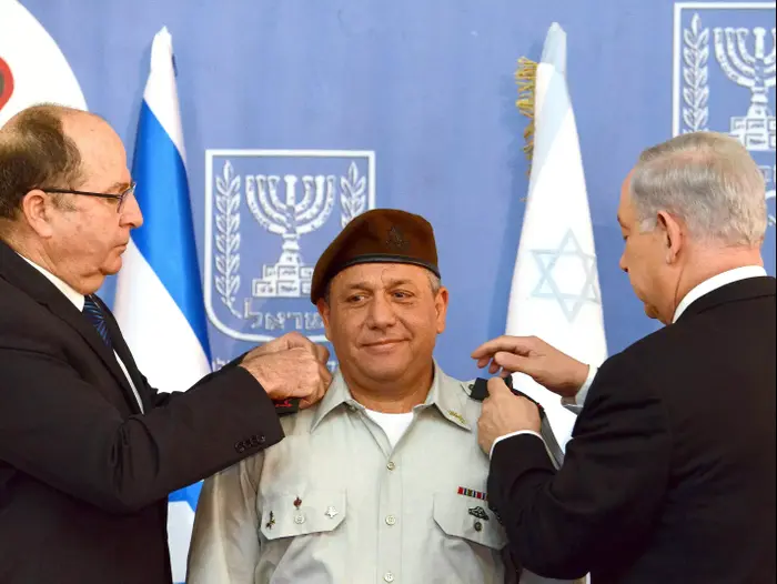 רוה"מ נתניהו, השר יעלון והרמטכ"ל בטקס הענקת דרגה לרמטכ"ל הנכנס גדי אייזנקוט, פברואר 2015 (לשכת העיתונות הממשלתית , חיים צח) רוה"מ נתניהו, השר יעלון והרמטכ"ל בטקס הענקת דרגה לרמטכ"ל הנכנס גדי אייזנקוט, פברואר 2015 (לשכת העיתונות הממשלתית , חיים צח)
