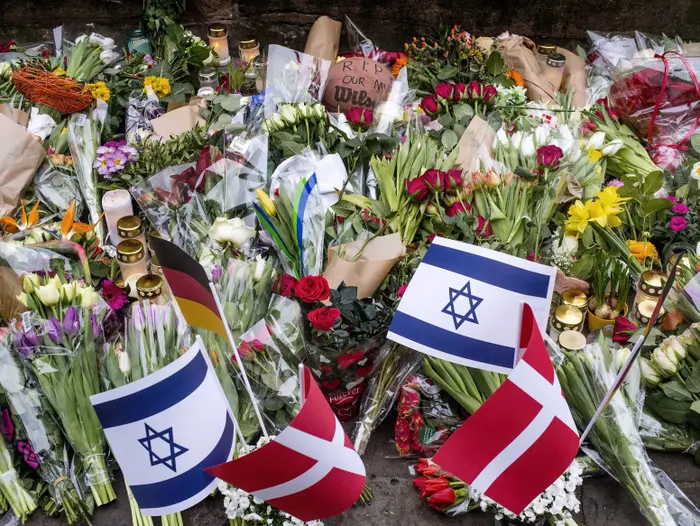 אנדרטה לזכר ההרוגים בפיגוע הירי בקופנהגן, דנמרק, פברואר 2015 (רויטרס) אנדרטה לזכר ההרוגים בפיגוע הירי בקופנהגן, דנמרק, פברואר 2015 (רויטרס)