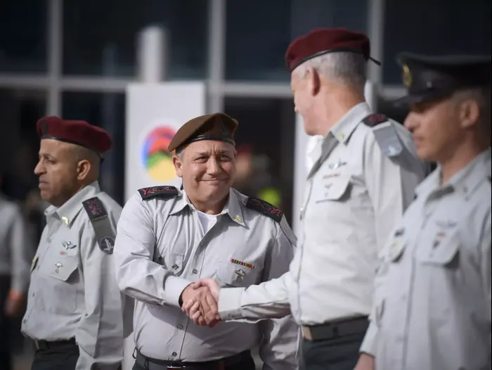 טקס החלפת הרמטכ"ל בקרייה בתל אביב, פברואר 2015 (דובר צה"ל) טקס החלפת הרמטכ"ל בקרייה בתל אביב, פברואר 2015 (דובר צה"ל)