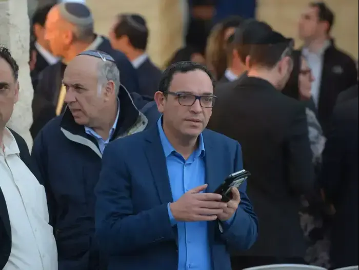 שי פירון בהלווייתו של אורי אורבך. פברואר 2015 (ראובן קסטרו) שי פירון בהלווייתו של אורי אורבך. פברואר 2015 (ראובן קסטרו)