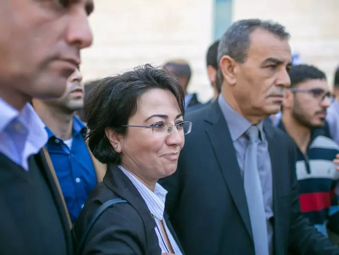חנין זועבי מלווה בחברי מפלגתה יוצאת מהדיון בהחלטת ועדת הבחירות המרכזית לכנסת לפסול את מועמדותה, פברואר 2015 (נועם מושקוביץ) חנין זועבי מלווה בחברי מפלגתה יוצאת מהדיון בהחלטת ועדת הבחירות המרכזית לכנסת לפסול את מועמדותה, פברואר 2015 (נועם מושקוביץ)