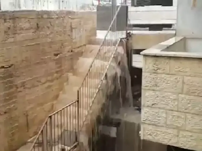 הצפות בשכונת א-טור שבמזרח ירושלים, פברואר 2015 (תמונות גולשים) הצפות בשכונת א-טור שבמזרח ירושלים, פברואר 2015 (תמונות גולשים)