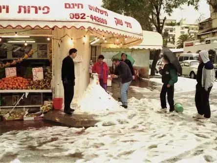 שלג בכפר סבא בשנת 1992 (אתר רשמי , מתוך עמוד הפייסבוק של עיריית כפר סבא) שלג בכפר סבא בשנת 1992 (אתר רשמי , מתוך עמוד הפייסבוק של עיריית כפר סבא)