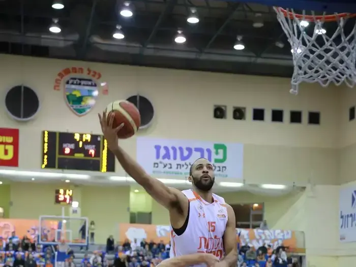 ג'קי קרמייקל שחקן מכבי ראשון לציון (למעלה) מול מתן נאור שחקן הפועל תל אביב (אתר רשמי , אודליה מטרי, אתר מכבי ראשון לציון) ג'קי קרמייקל שחקן מכבי ראשון לציון (למעלה) מול מתן נאור שחקן הפועל תל אביב (אתר רשמי , אודליה מטרי, אתר מכבי ראשון לציון)