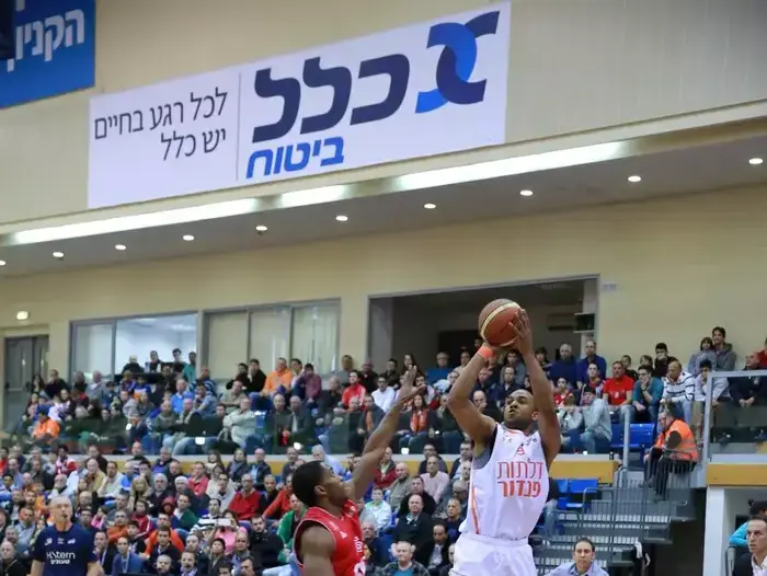 טוני יאנגר שחקן מכבי ראשון לציון (ימין) מול הפועל תל אביב (אתר רשמי , אודליה מטרי, אתר מכבי ראשון לציון) טוני יאנגר שחקן מכבי ראשון לציון (ימין) מול הפועל תל אביב (אתר רשמי , אודליה מטרי, אתר מכבי ראשון לציון)