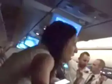 נוסעים מקללים את הדייל על טיסה של חברת ישראייר מתל אביב לורנה (צילום מסך) נוסעים מקללים את הדייל על טיסה של חברת ישראייר מתל אביב לורנה (צילום מסך)