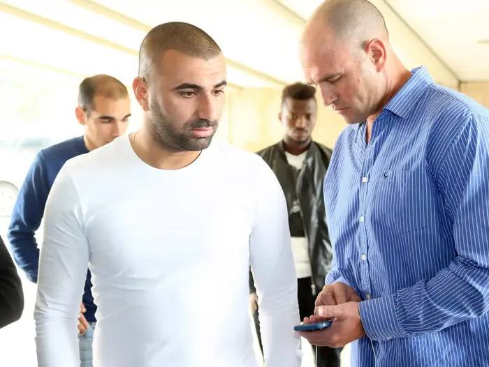 ערן לוי שחקן מכבי נתניה עם ניר אלון יושב ראש ארגון השחקנים (קובי אליהו) ערן לוי שחקן מכבי נתניה עם ניר אלון יושב ראש ארגון השחקנים (קובי אליהו)
