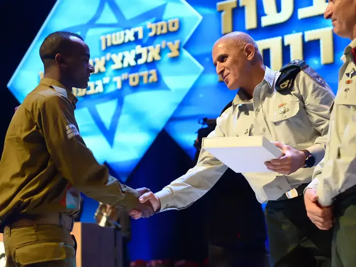 טקס חלוקת צל"שים במעמד מפקד פיקוד הדרום אלוף סמי תורג'מן, 24 בפברואר 2015 (דובר צה"ל) טקס חלוקת צל"שים במעמד מפקד פיקוד הדרום אלוף סמי תורג'מן, 24 בפברואר 2015 (דובר צה"ל)