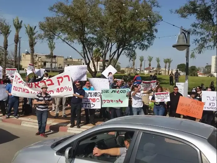 הפגנה נגד הארנונה בראש העין (תמונות גולשים , קובי פז) הפגנה נגד הארנונה בראש העין (תמונות גולשים , קובי פז)