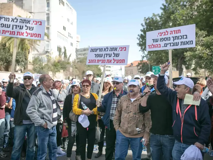 הפגנה של עובדי כי"ל מול מעון ראש הממשלה, מרץ 2015 (נועם מושקוביץ) הפגנה של עובדי כי"ל מול מעון ראש הממשלה, מרץ 2015 (נועם מושקוביץ)