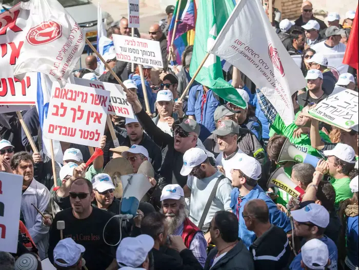 הפגנה של עובדי כי"ל מול מעון ראש הממשלה, מרץ 2015 (נועם מושקוביץ) הפגנה של עובדי כי"ל מול מעון ראש הממשלה, מרץ 2015 (נועם מושקוביץ)