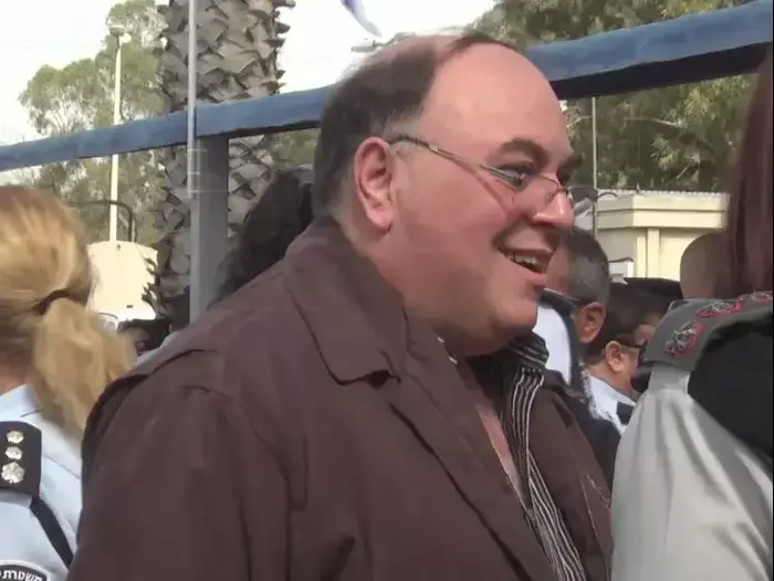 אבי בניהו דובר צה"ל לשעבר בטקס החלפת פיקוד אגף התנועה בבית דגן. פברואר 2015 (יותם רונן , צילום מסך) אבי בניהו דובר צה"ל לשעבר בטקס החלפת פיקוד אגף התנועה בבית דגן. פברואר 2015 (יותם רונן , צילום מסך)