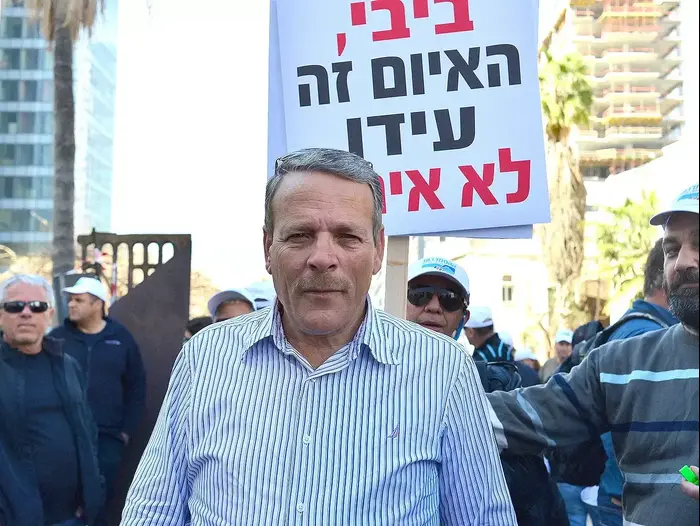 ארמונד לנקרי, יו"ר ועד העובדים של מפעלי ים המלח בהפגנה של העובדים בשרות רוטשילד, מרץ 2015 (ניב אהרונסון) ארמונד לנקרי, יו"ר ועד העובדים של מפעלי ים המלח בהפגנה של העובדים בשרות רוטשילד, מרץ 2015 (ניב אהרונסון)