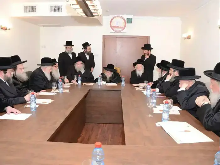 האדמו"ר מבוסטון (יח"צ , באדיבות בחדרי חרדים) האדמו"ר מבוסטון (יח"צ , באדיבות בחדרי חרדים)